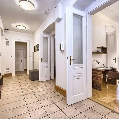 Charming 3bd Apt Apartament